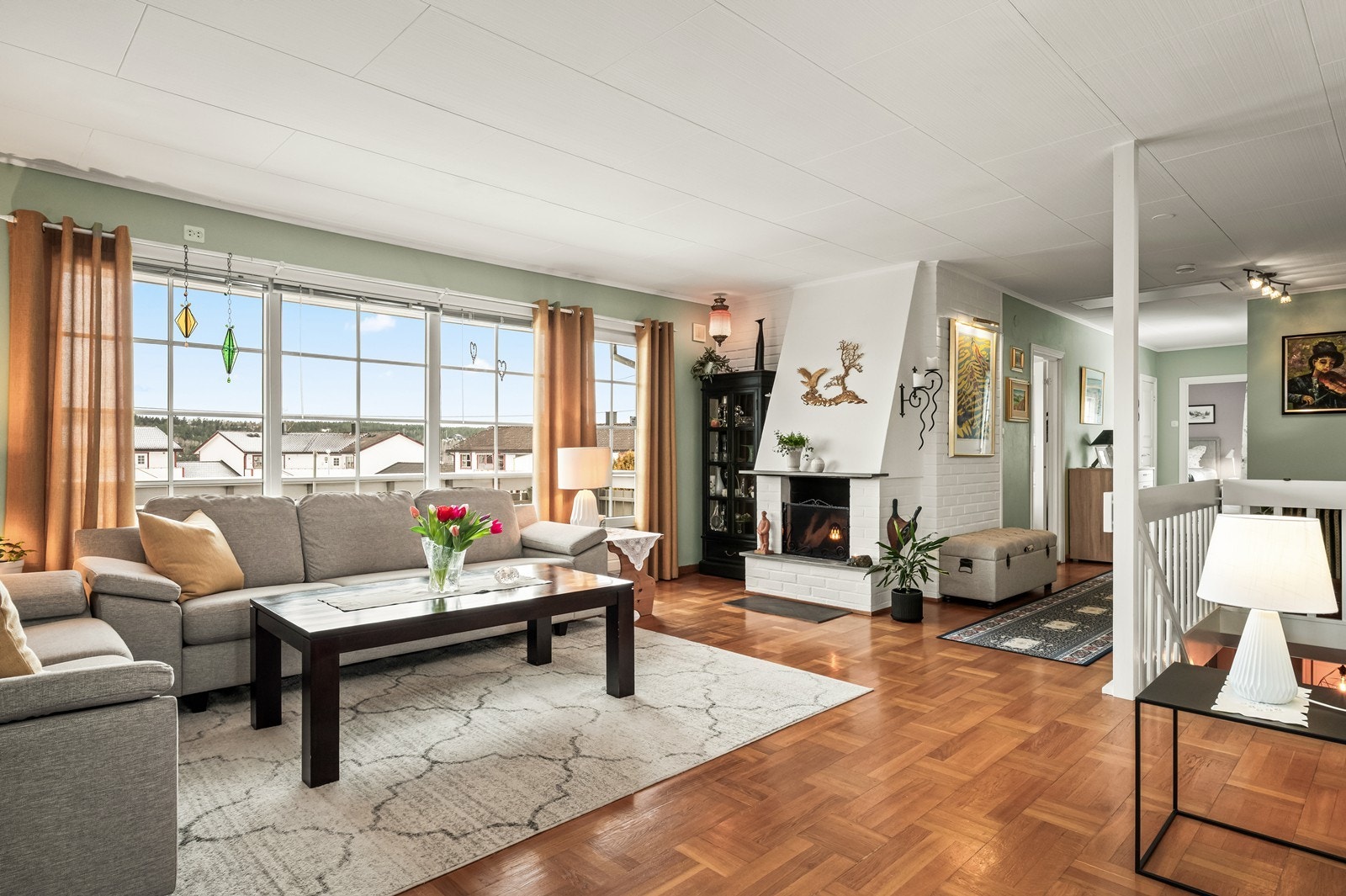 Peisen blir et naturlig samlingspunkt og gir god varme på kalde dager. Galleribilde