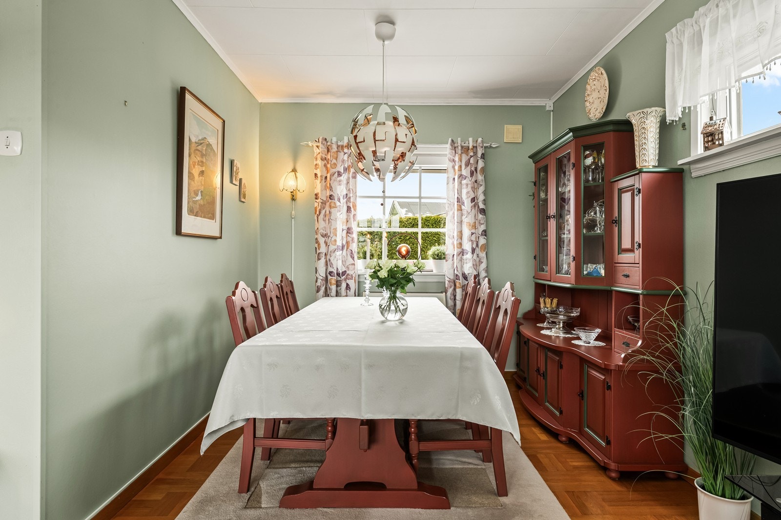 Vinduene gir godt med lys også i spisestuedelen. Galleribilde