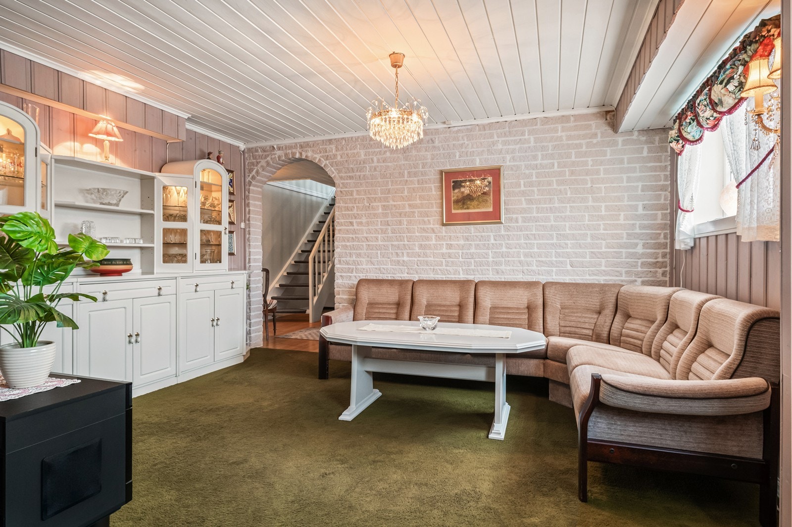 Stuen har god plass til en romslig sofagruppe. Galleribilde