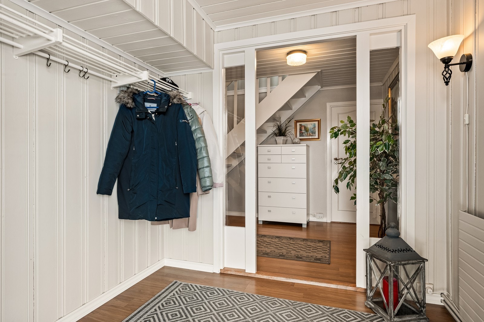 Romslig entré i underetasjen med god plass til yttertøy og sko. Galleribilde