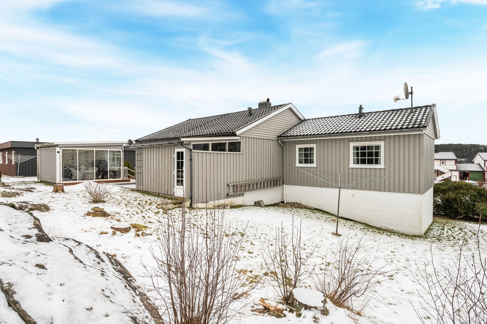 Tomten gir gode muligheter for lek og utendørsaktiviteter. Galleribilde