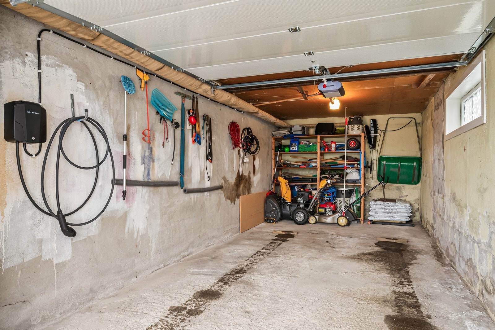 Boligen har integrert garasje. Galleribilde