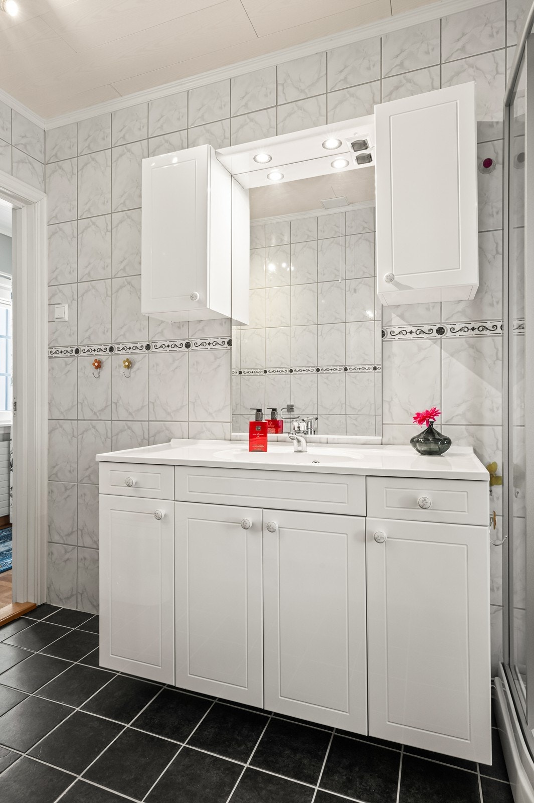 Baderomsinnredningen har bra med oppbevaringsplass. Galleribilde