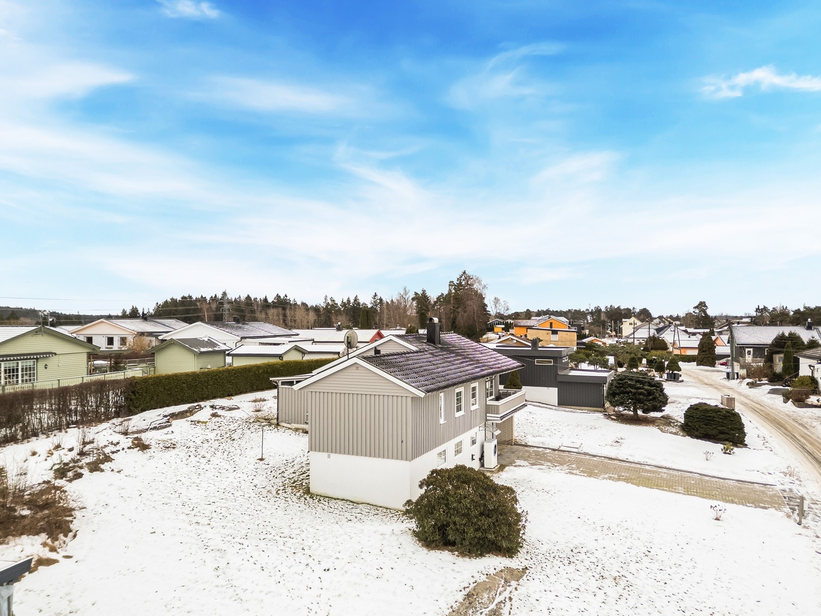 Eiendommen ligger i et etablert og rolig boligområde. Galleribilde