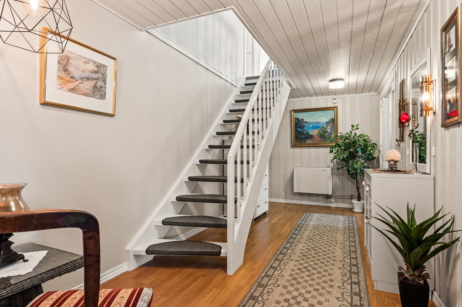 Trapperommet binder de to etasjene sammen på en funksjonell måte. Galleribilde