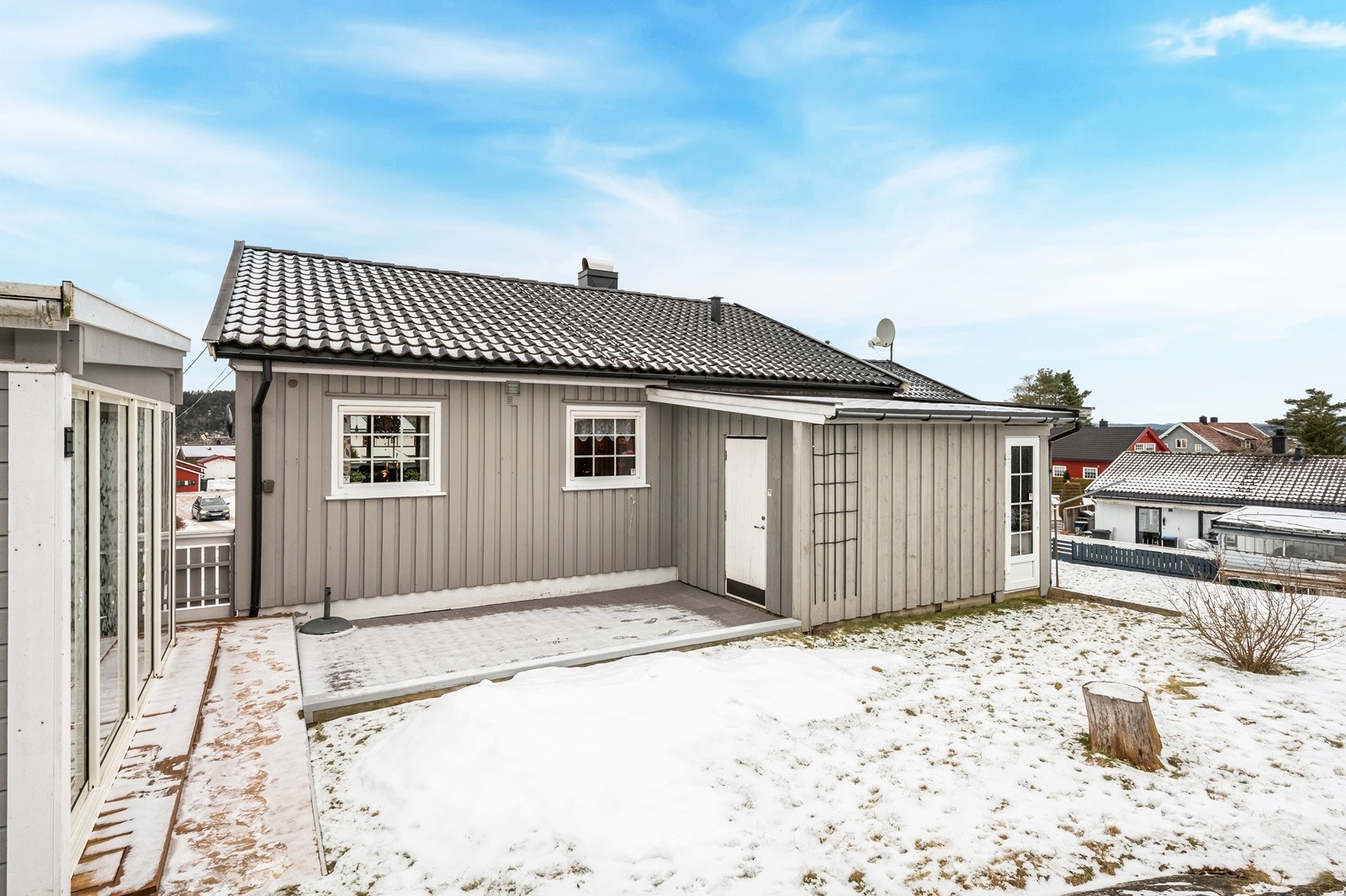 Baksiden av boligen har utgang til hagen. Galleribilde