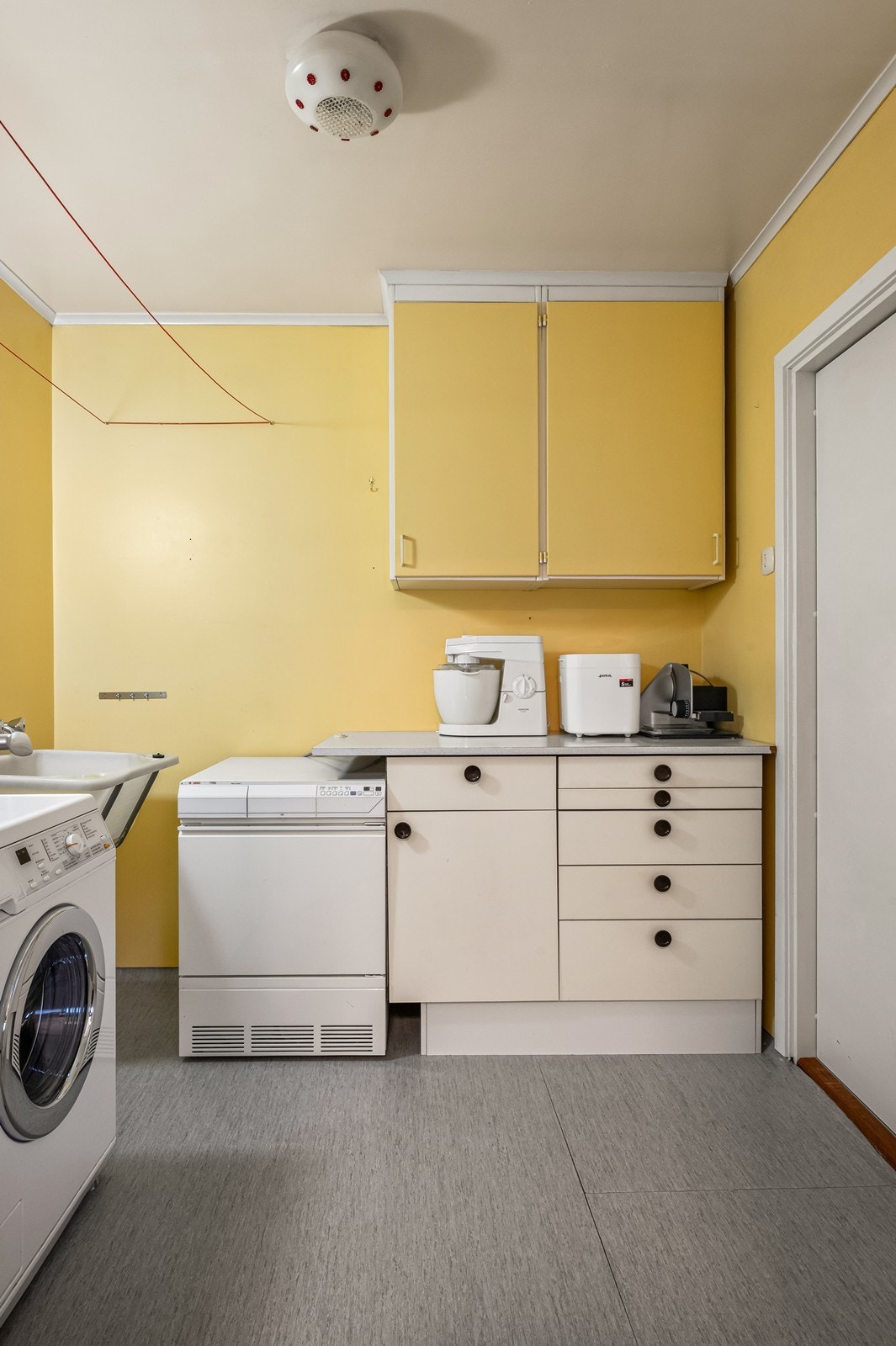 Praktisk vaskerom med opplegg for vaskemaskin. Galleribilde