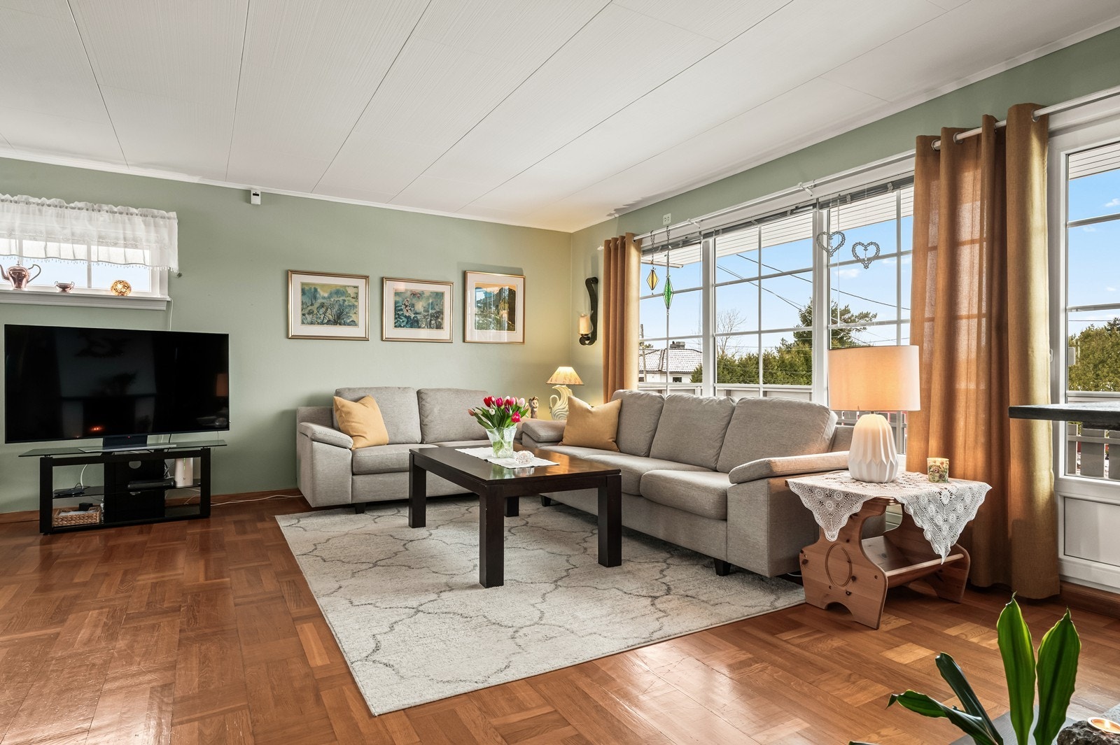 Hovedstuen er romslig med store vindusflater som gir rikelig med dagslys. Galleribilde