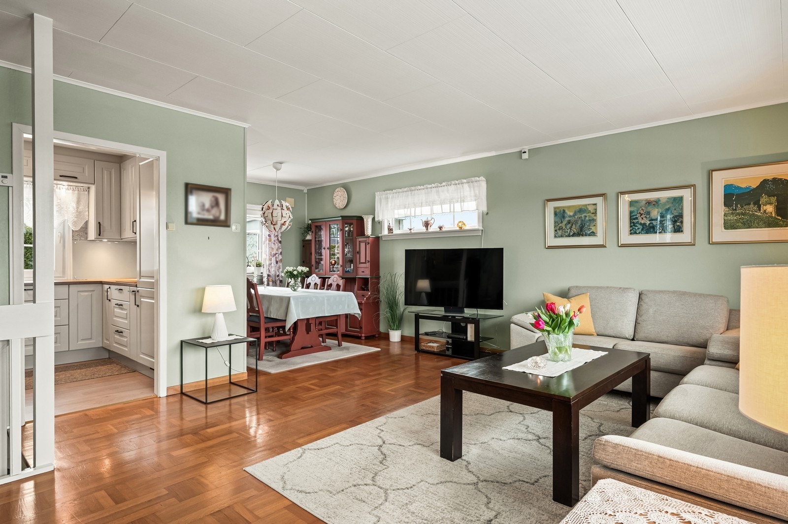 Stuen har en delvis åpen løsning mot spisestue og kjøkken. Galleribilde