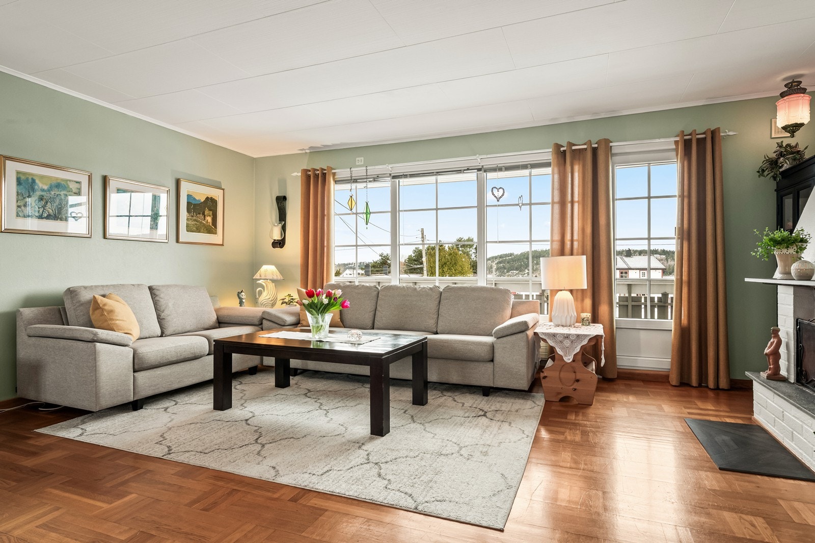 Rommet er enkelt å møblere med plass til flere sittegrupper. Galleribilde