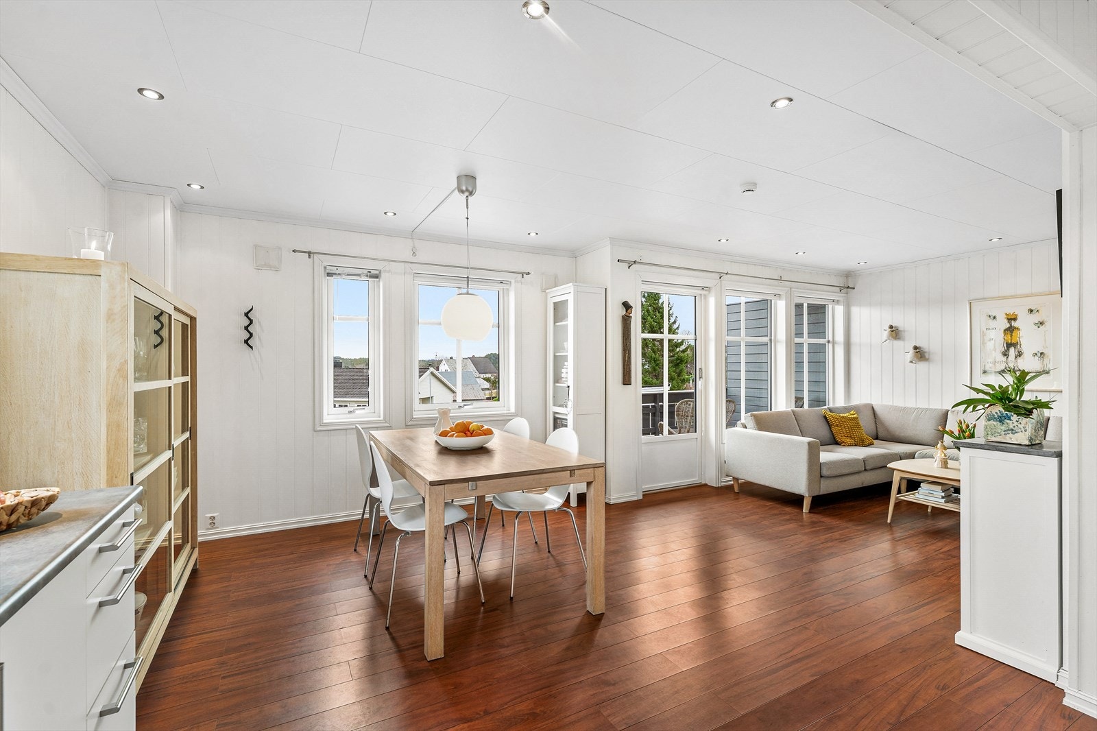 Ved kjøkkenet er det god plass til spisegruppe Galleribilde