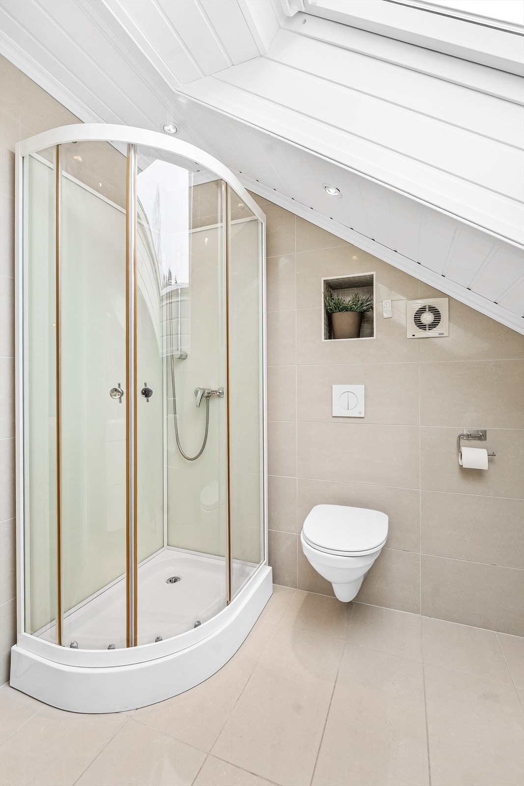 Pent, helfliset bad Galleribilde