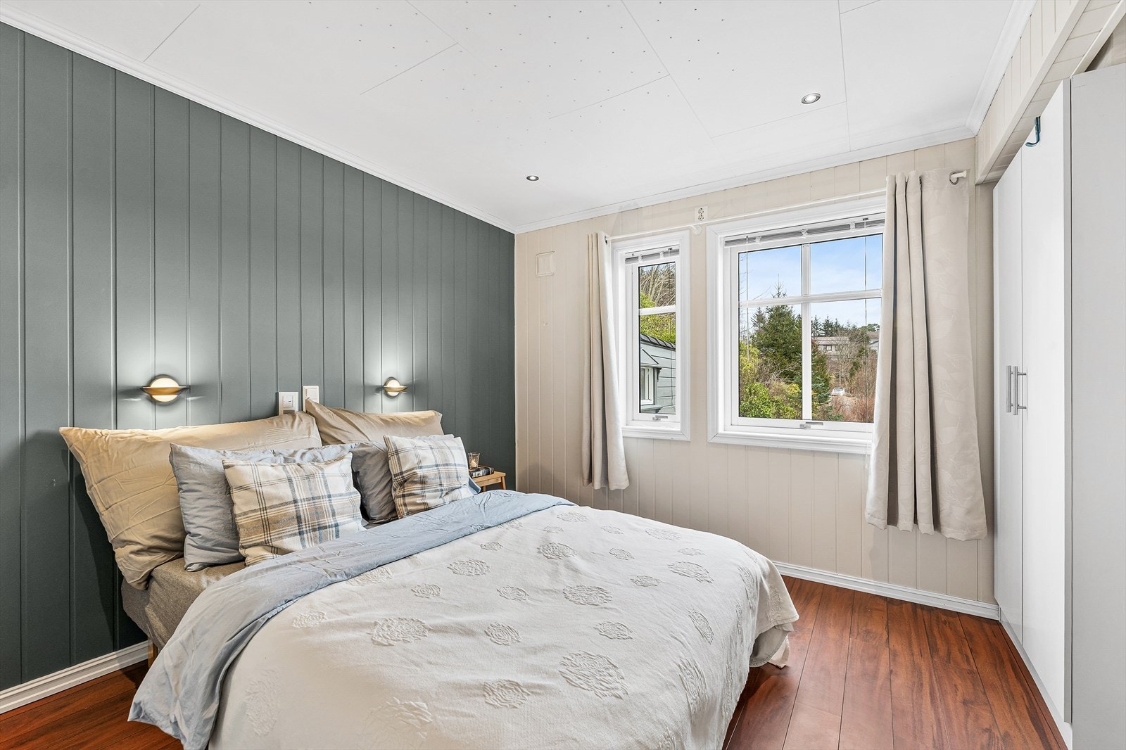 Soverom i hovedetasje er romslig med god plass til dobbeltseng og garderobeskap Galleribilde