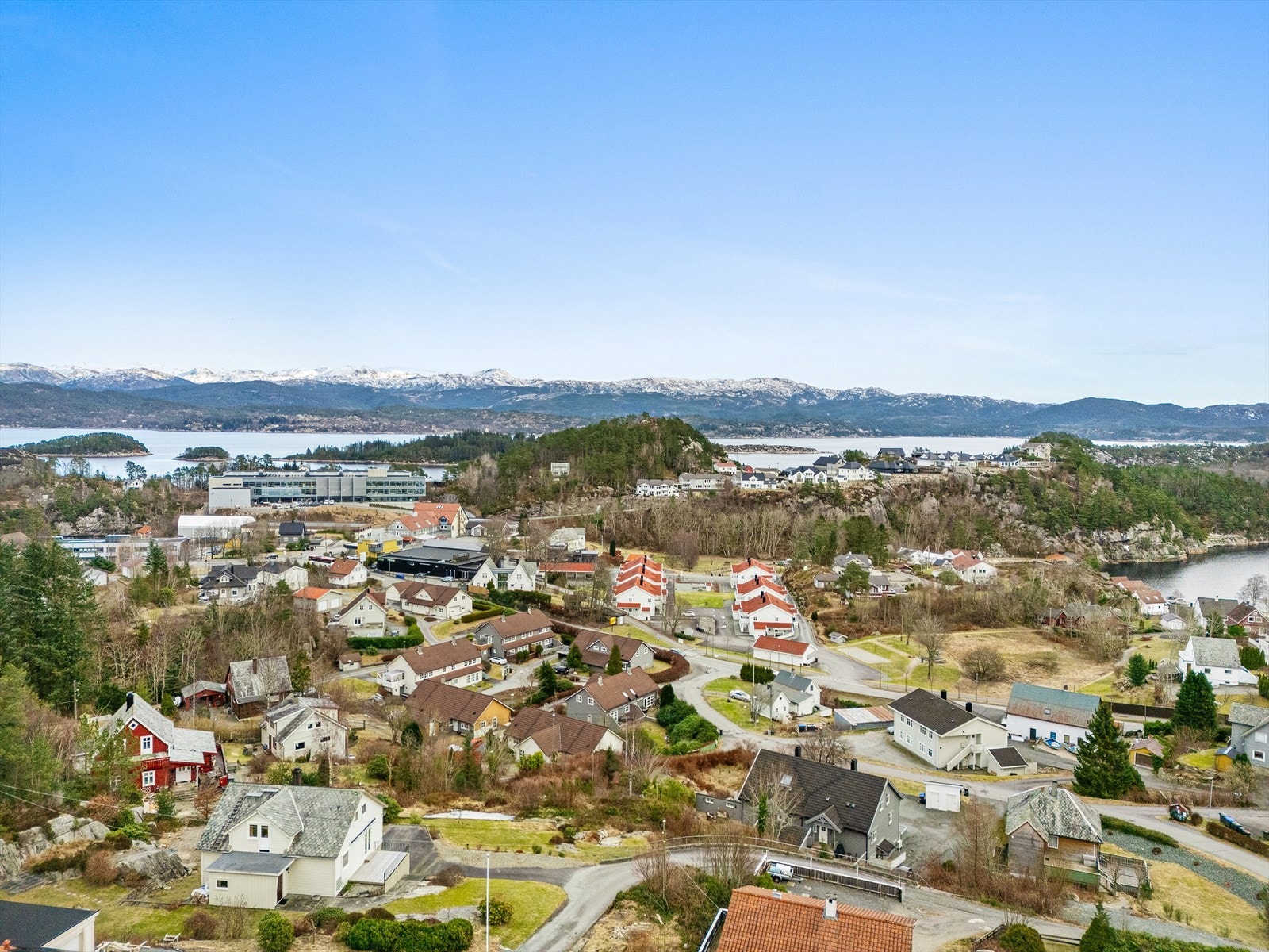 Leiligheten ligger sentralt til på Rubbestadneset, med gangavstand til dagligvarebutikk, skoler, barnehage og idrettsanlegg Galleribilde