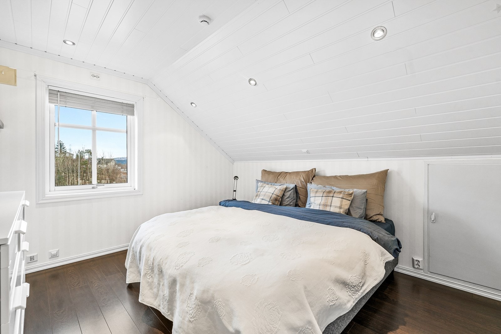 Romslig soverom i loftsetasjen Galleribilde