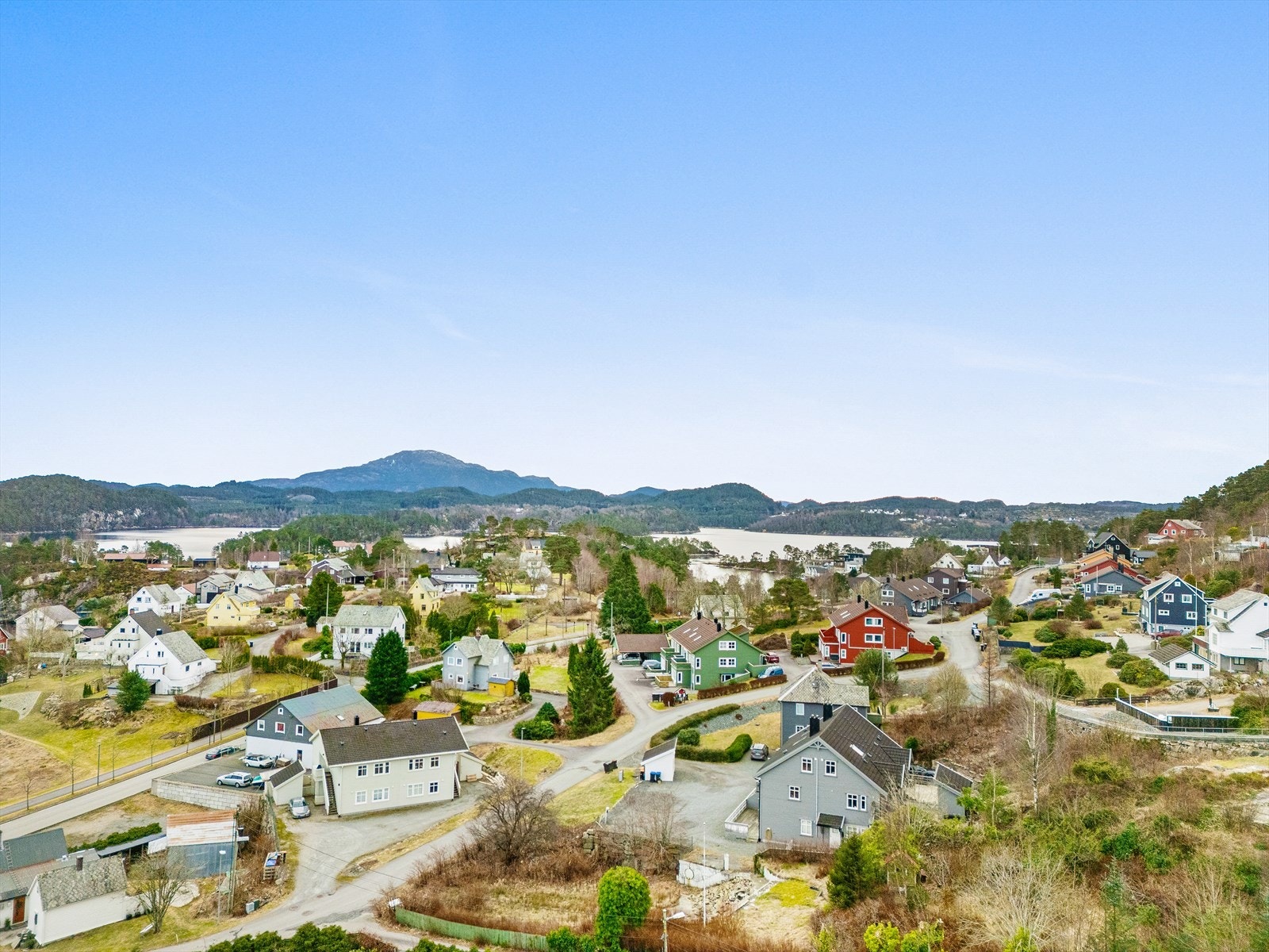 Fra leiligheten er det kort avstand til sjø, og den populære badestranden i Furuneset Galleribilde