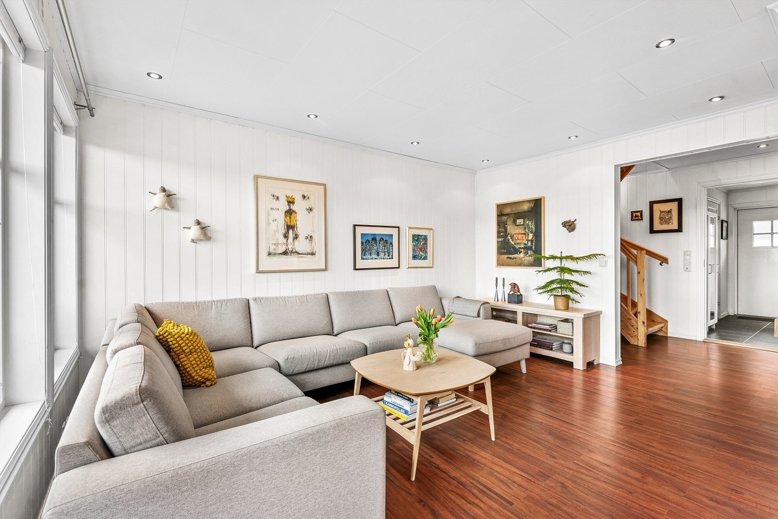 Lys og romslig stue med spotter i tak Galleribilde