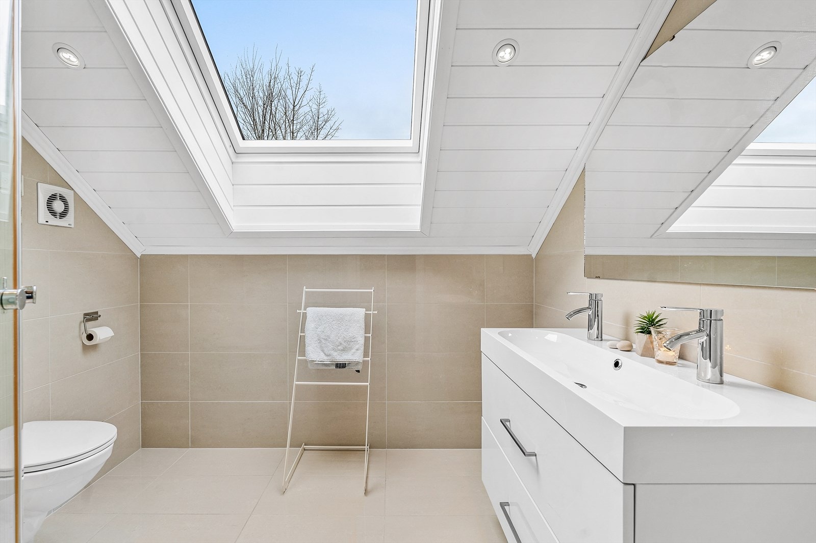 Badet i loftsetasjen er fra ca. 2011 Galleribilde