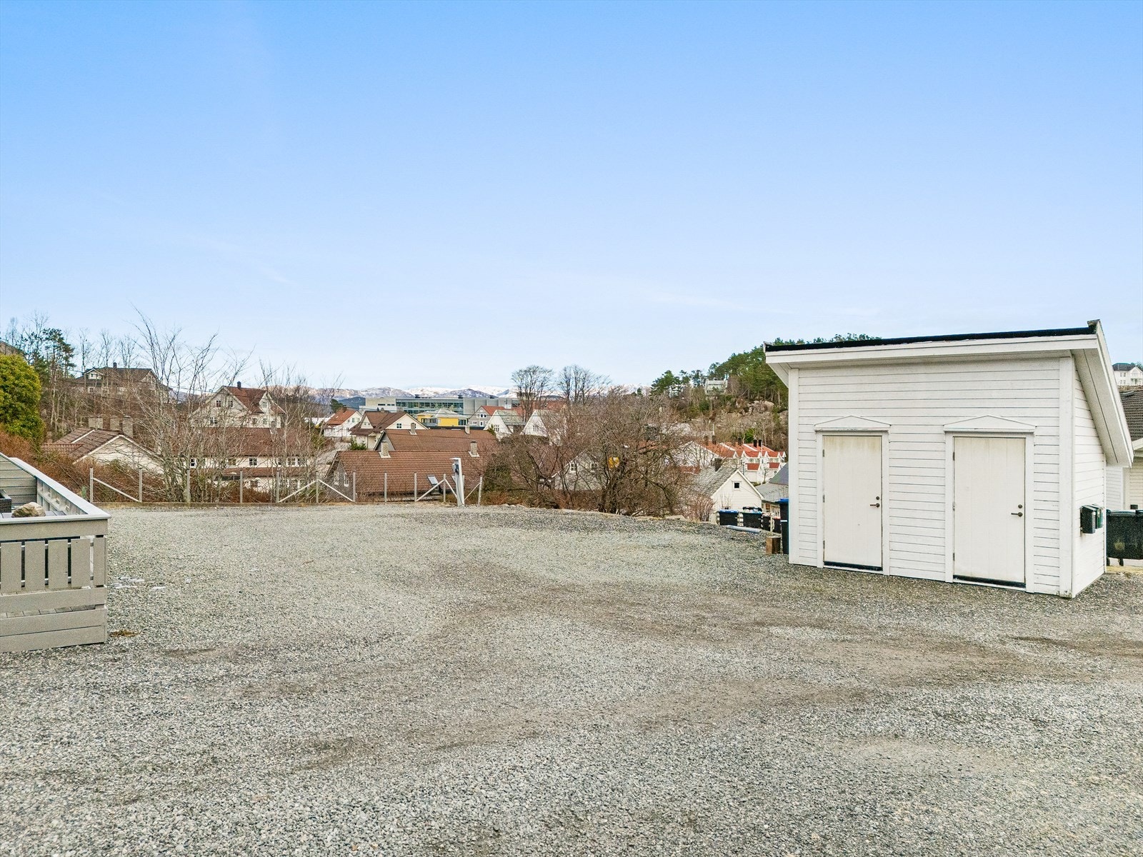 Stor, felles parkeringsplass - el-bil lader er innstallert Galleribilde