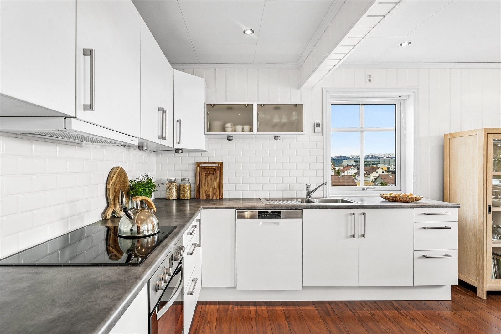 Kjøkkenet har god skapplass Galleribilde