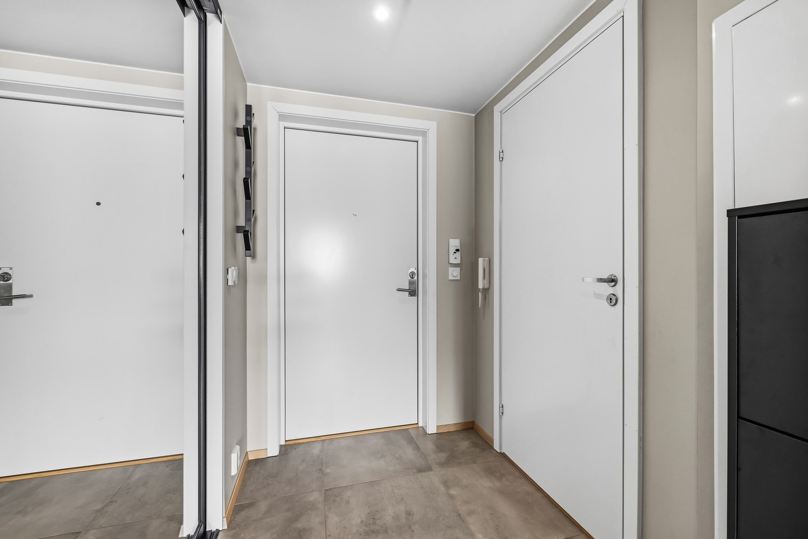 Velkommen inn i en lys entré med flislagt gulv og behagelig vannbåren gulvvarme. Galleribilde