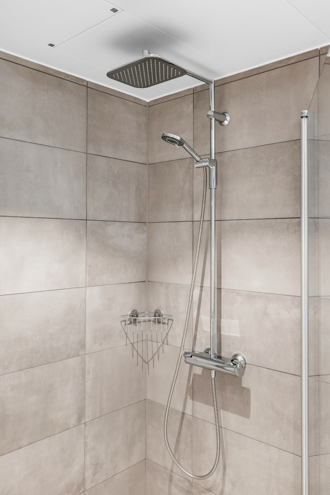 Dusjnisjen har glassdører og er utstyrt med både regnfallsdusj og vanlig dusjarmatur. Galleribilde