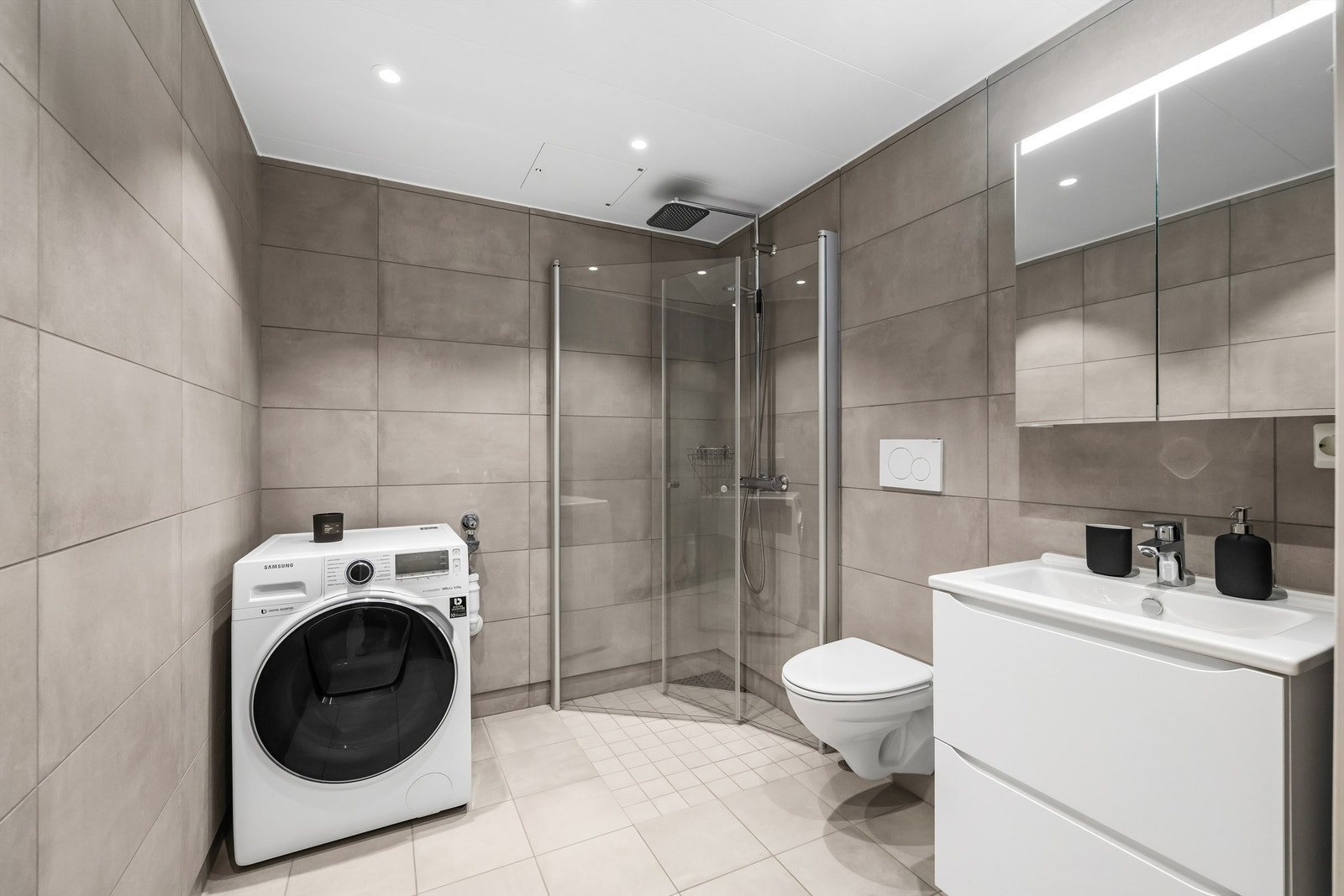 Her er det elektrisk gulvvarme for komfort, samt praktisk opplegg for vaskemaskin. Galleribilde