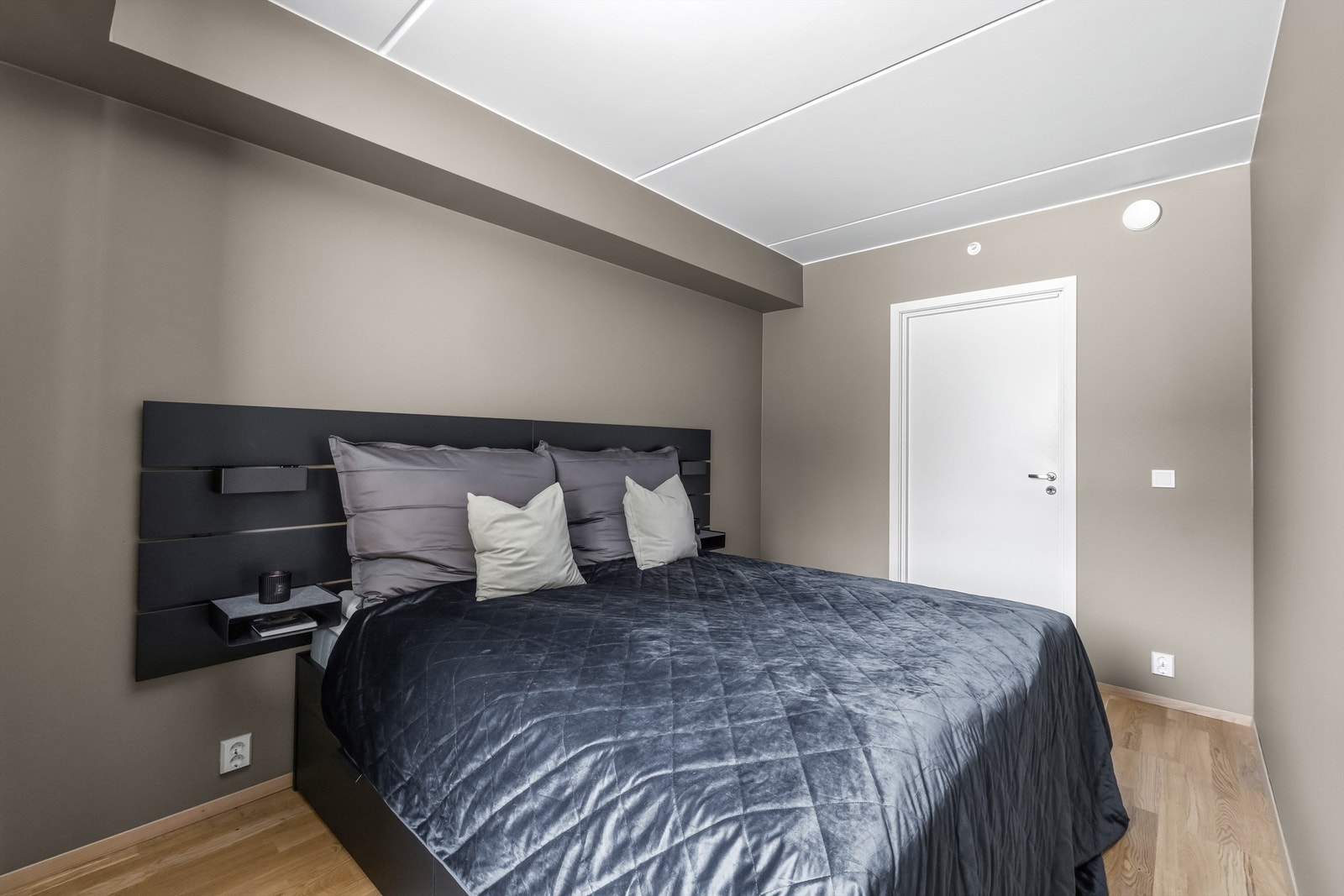 Hovedsoverommet har god plass til dobbeltseng og oppbevaringsmøbler. Galleribilde