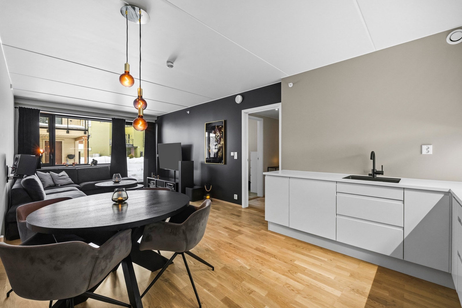 Den åpne og luftige atmosfæren kjennetegner leilighetens gjennomgående gode standard. Galleribilde