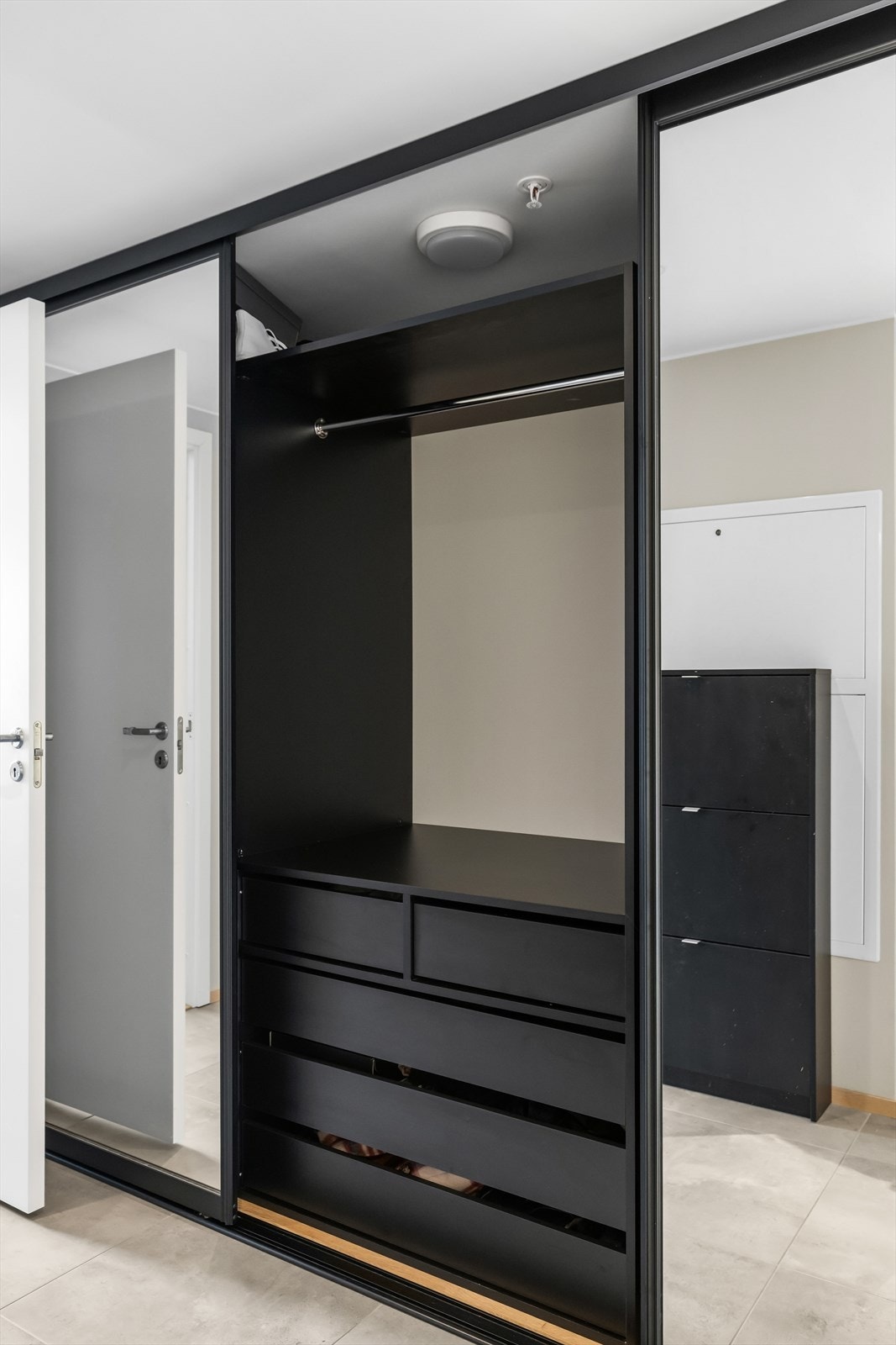 Garderoben har en praktisk innredning som sikrer god organisering. Galleribilde