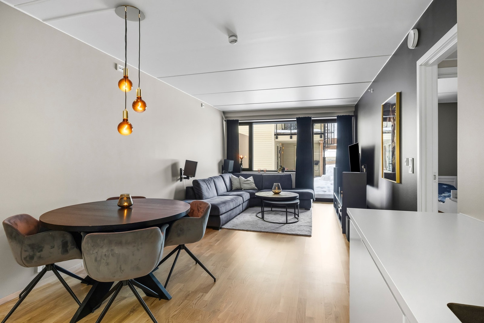 Velkommen til Fabelveien 2! En lekker og ny 3-roms selveier fra 2023 med åpen stue- og kjøkkenløsning. Galleribilde