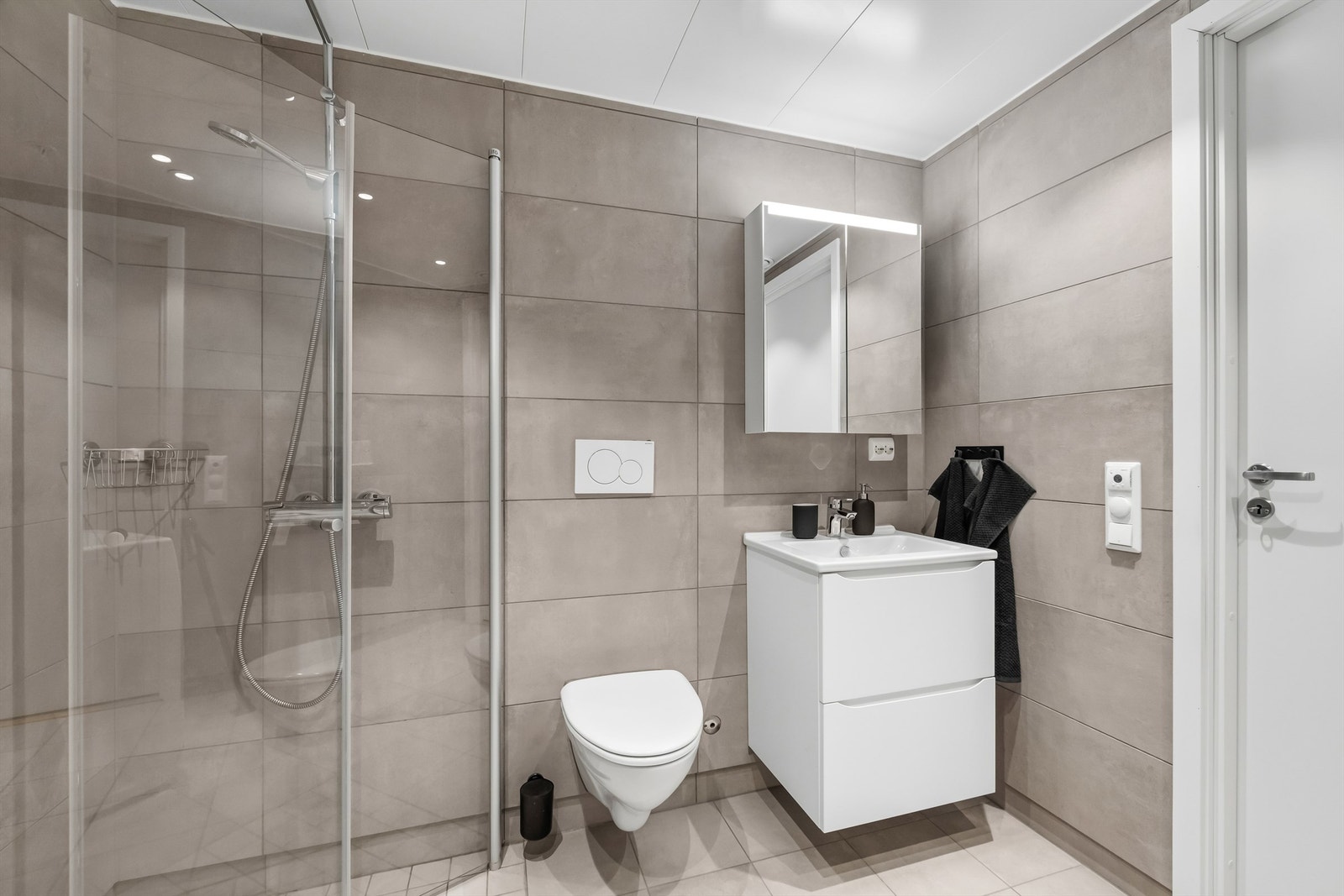 Bad med moderne og delikat uttrykk. Galleribilde