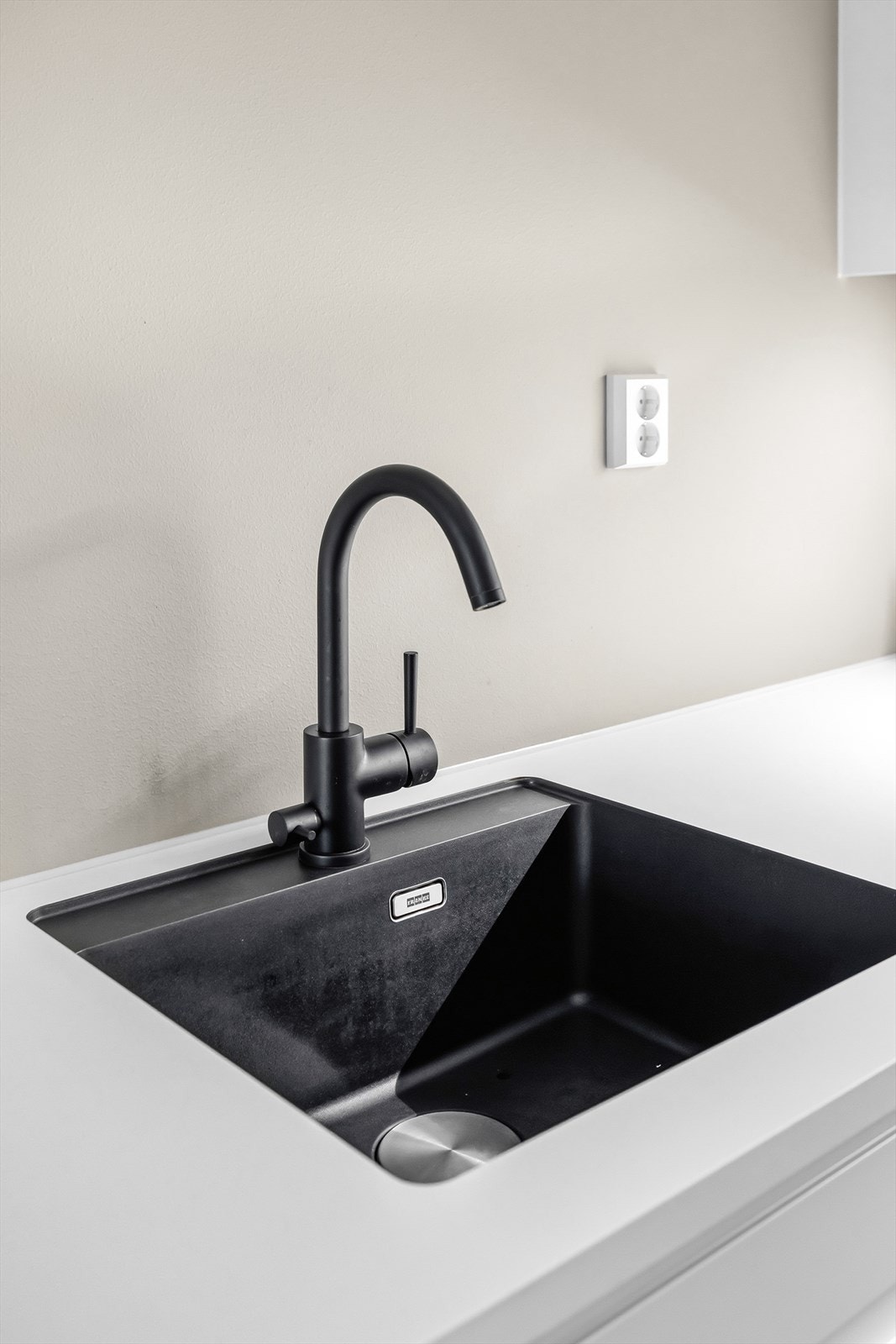 Den nedfelte oppvaskkummen i kompositt er både praktisk og komplementerer kjøkkenets design. Galleribilde