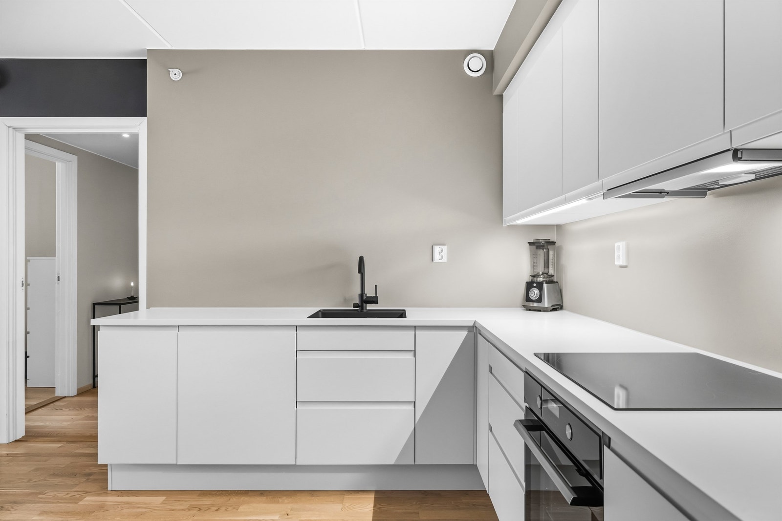 Alle hvitevarer, inkludert kjøleskap, fryser og oppvaskmaskin, er pent integrert i innredningen. Galleribilde