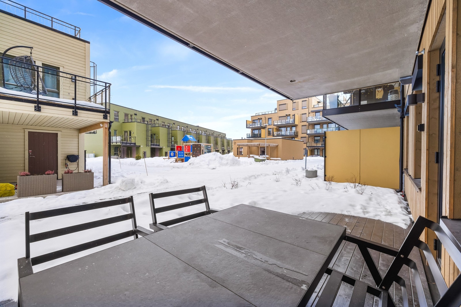 Markterrassen er et herlig uterom som utvider stuen i sommerhalvåret, med god plass til utemøbler. Galleribilde