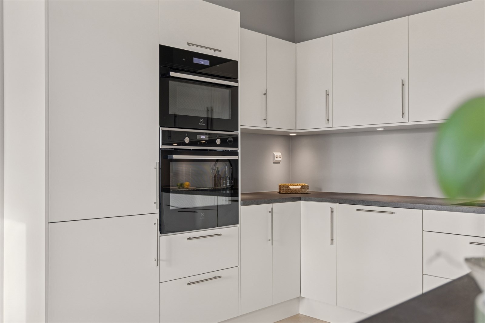 De integrerte hvitevarene består av stekeovn, kombiovn, platetopp (80cm), oppvaskmaskin, kjøleskap og vinskap. Galleribilde