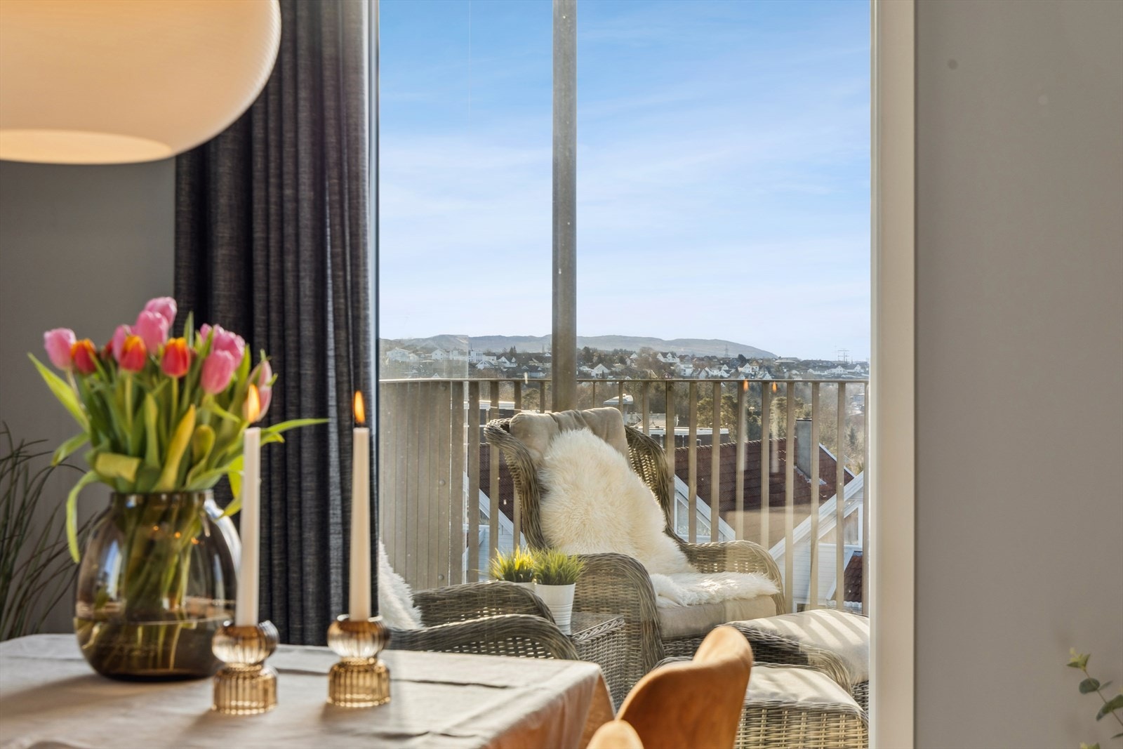 Hyggelig spiseplass med flott utsikt. Galleribilde