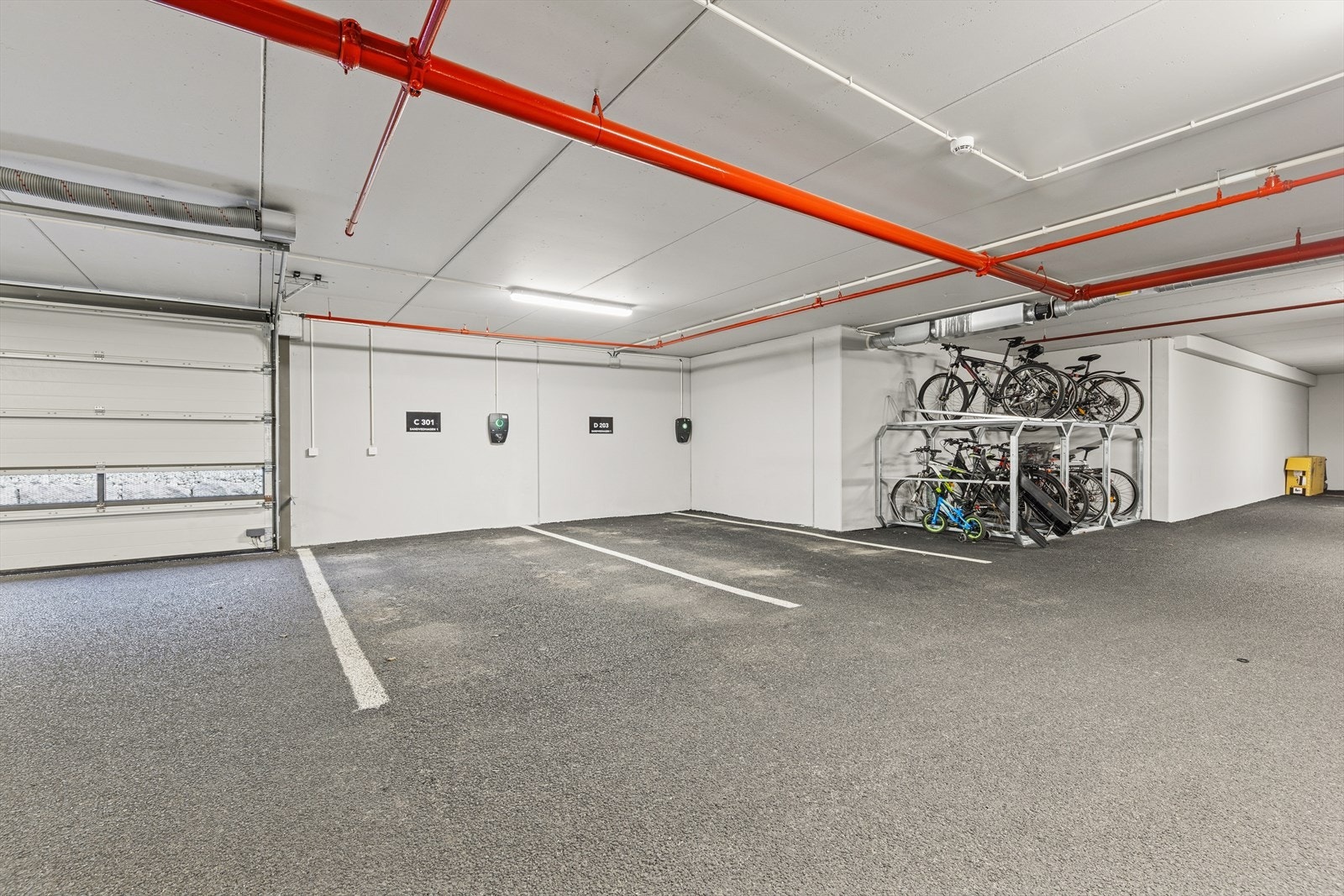 Leiligheten har fast garasjeplass med elbillader. Garasjen har også god løsning for sykkelparkering. Galleribilde