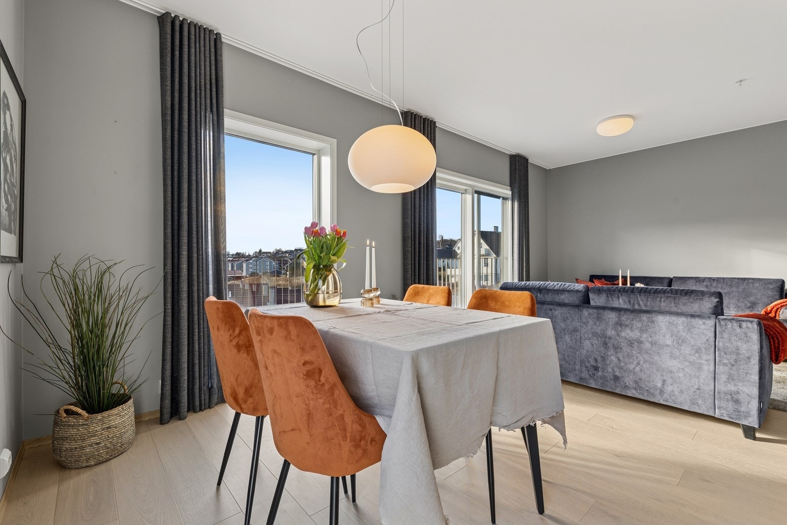 Leiligheten ligger i tredje etasje og har gjennomgående god standard. Vannbåren gulvvarme i gang og stue/ kjøkken! Galleribilde