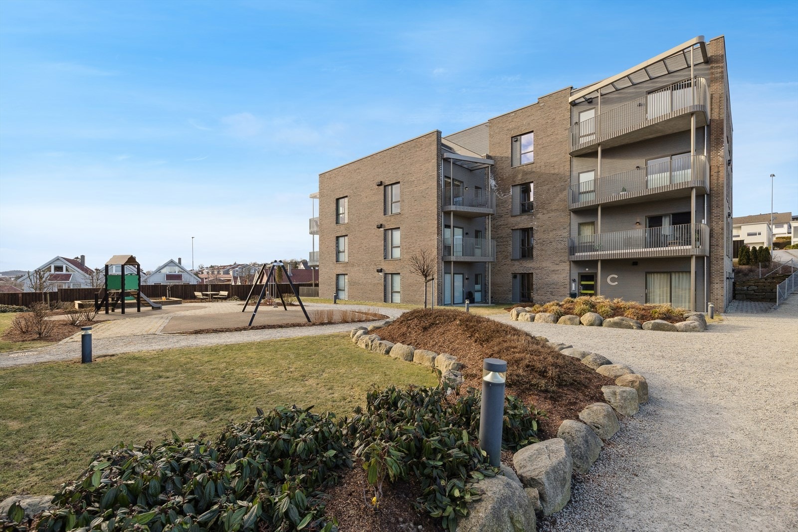 Beliggenheten er ideell, med kort avstand til sentrum og nærhet til Sandvedparken. Offentlig transport er lett tilgjengelig med buss rett utenfor døren. Galleribilde