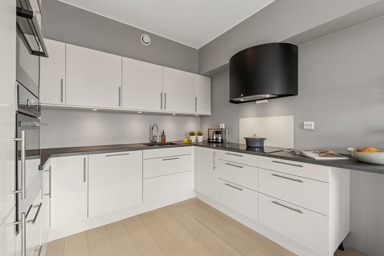 Moderne kjøkkeninnredning med god skap- og benkeplass. Galleribilde