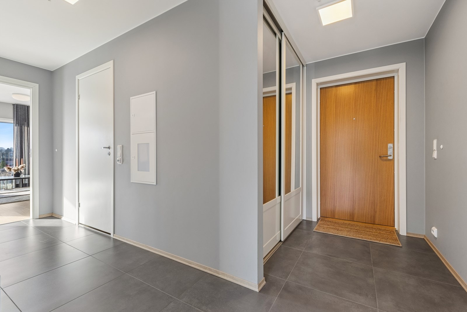 Hyggelig entré med praktisk garderobe. Det er like gulvfliser i gang, vaskerom og baderom. Galleribilde