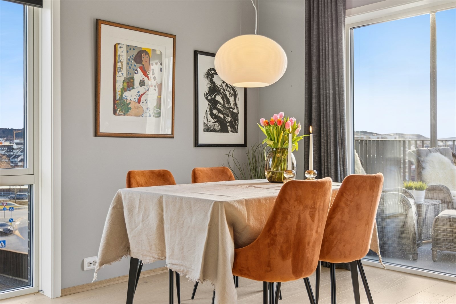 Her er det god plass til sofa og spisestuemøbler. Galleribilde