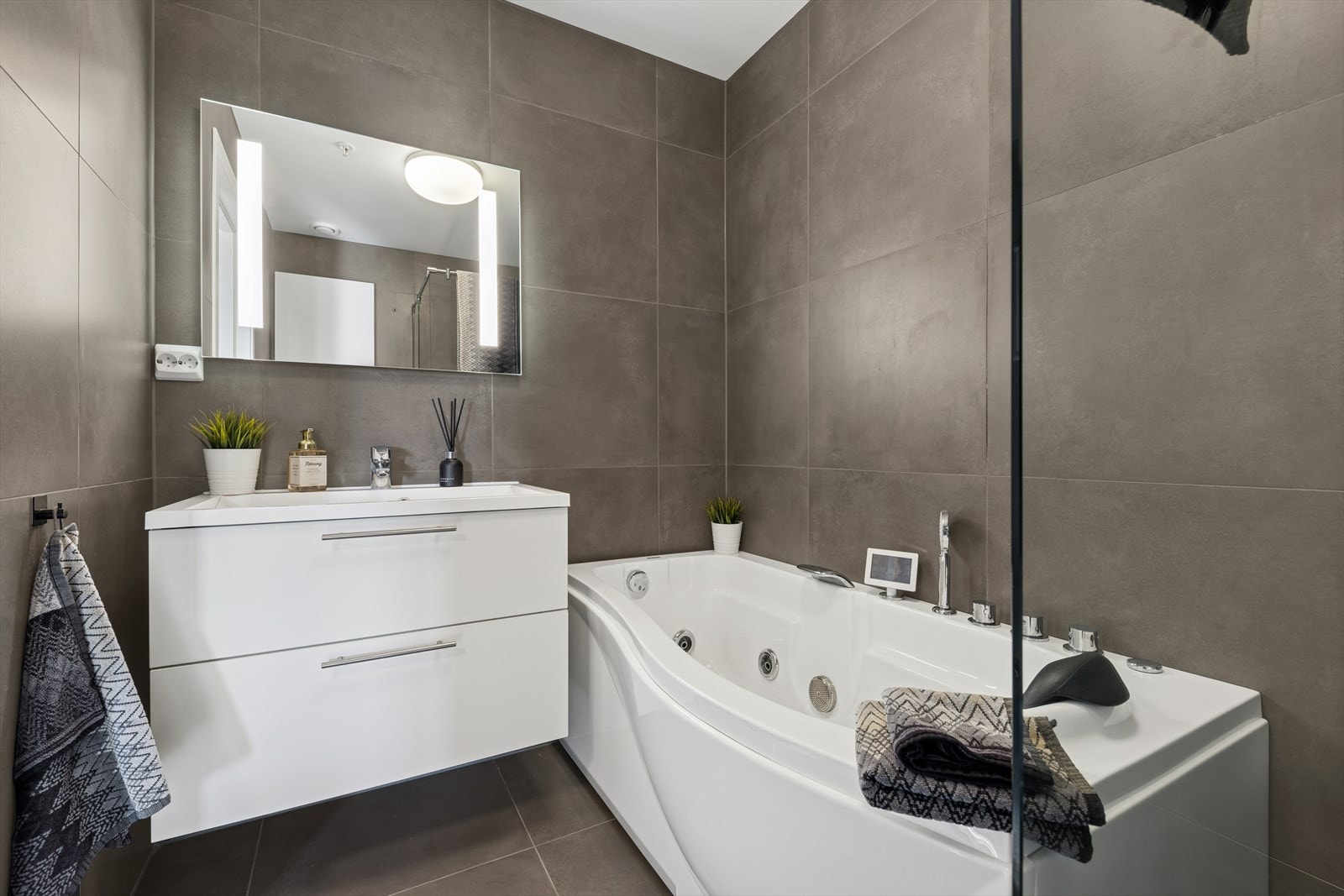 Moderne baderom med 60/60 fliser på vegger og gulv. Galleribilde