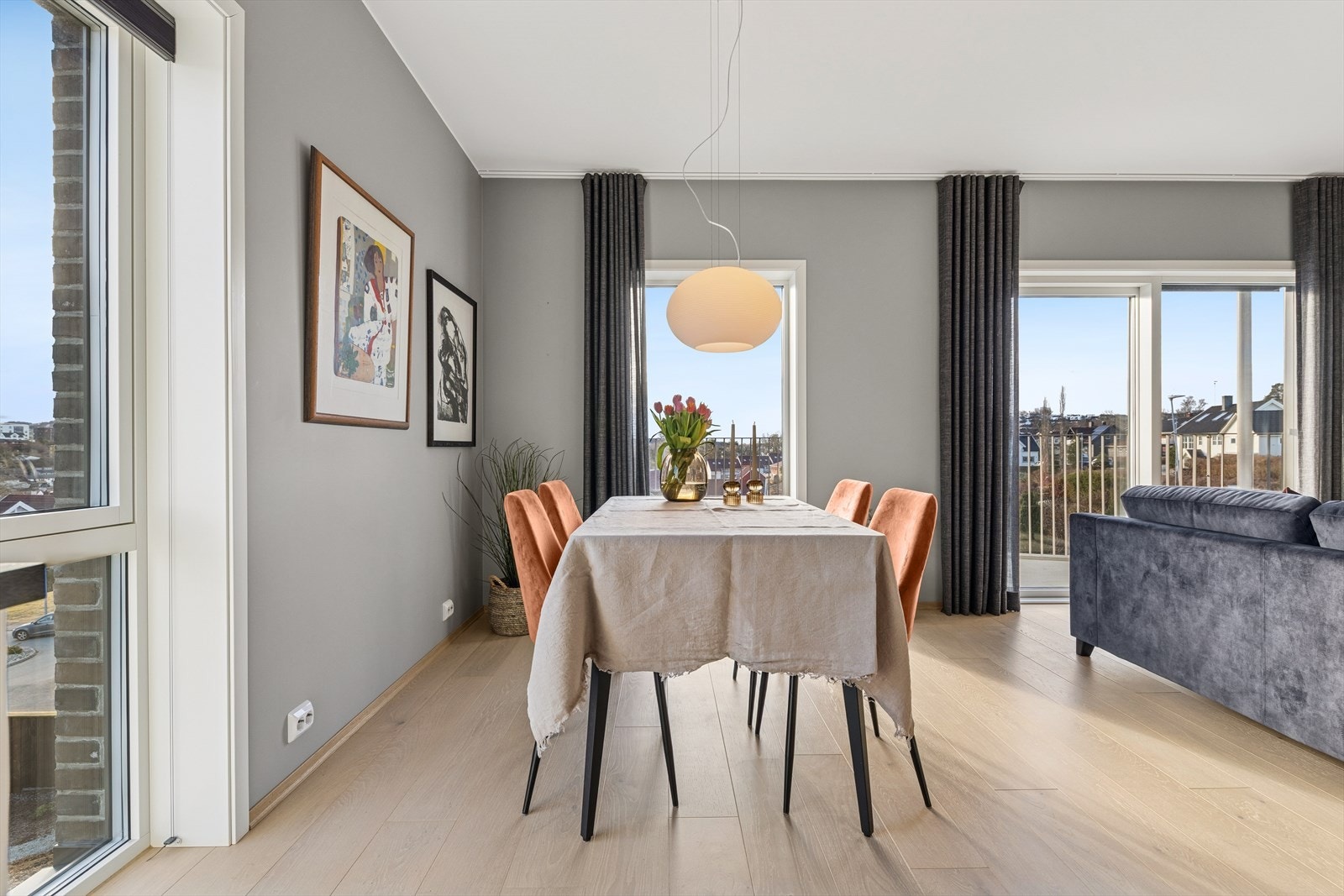 Stuen er lys og romslig med store vindusflater. Galleribilde