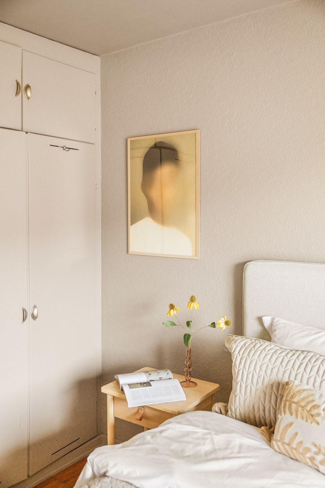 Soverommet er innredet med duse fargetoner som skaper en rolig og avslappende atmosfære, perfekt for en god natts søvn. Galleribilde