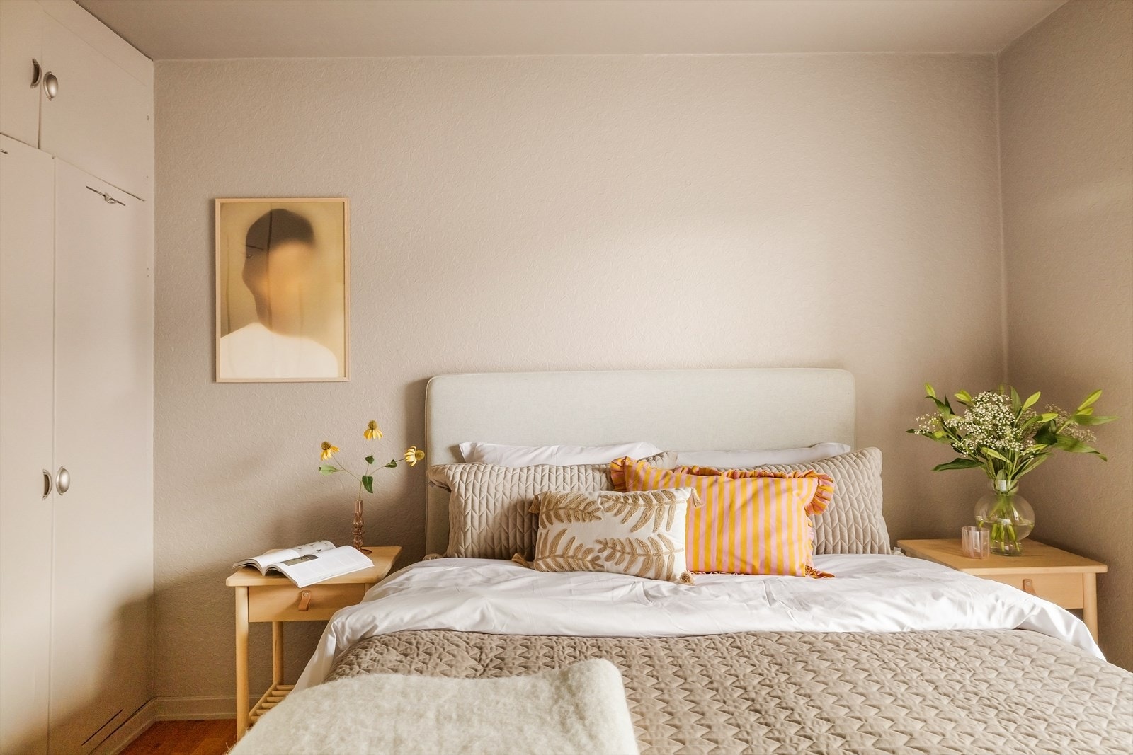 Et behagelig rom for hvile, med god plass til dobbeltseng. Galleribilde