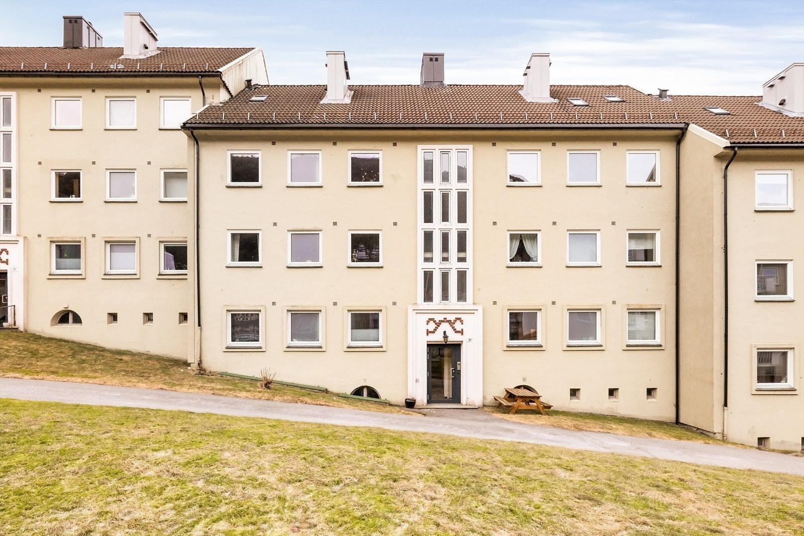 Natland Borettslag ligger på et høydedrag over Tveitevannet - skjermet, men sentralt. Galleribilde