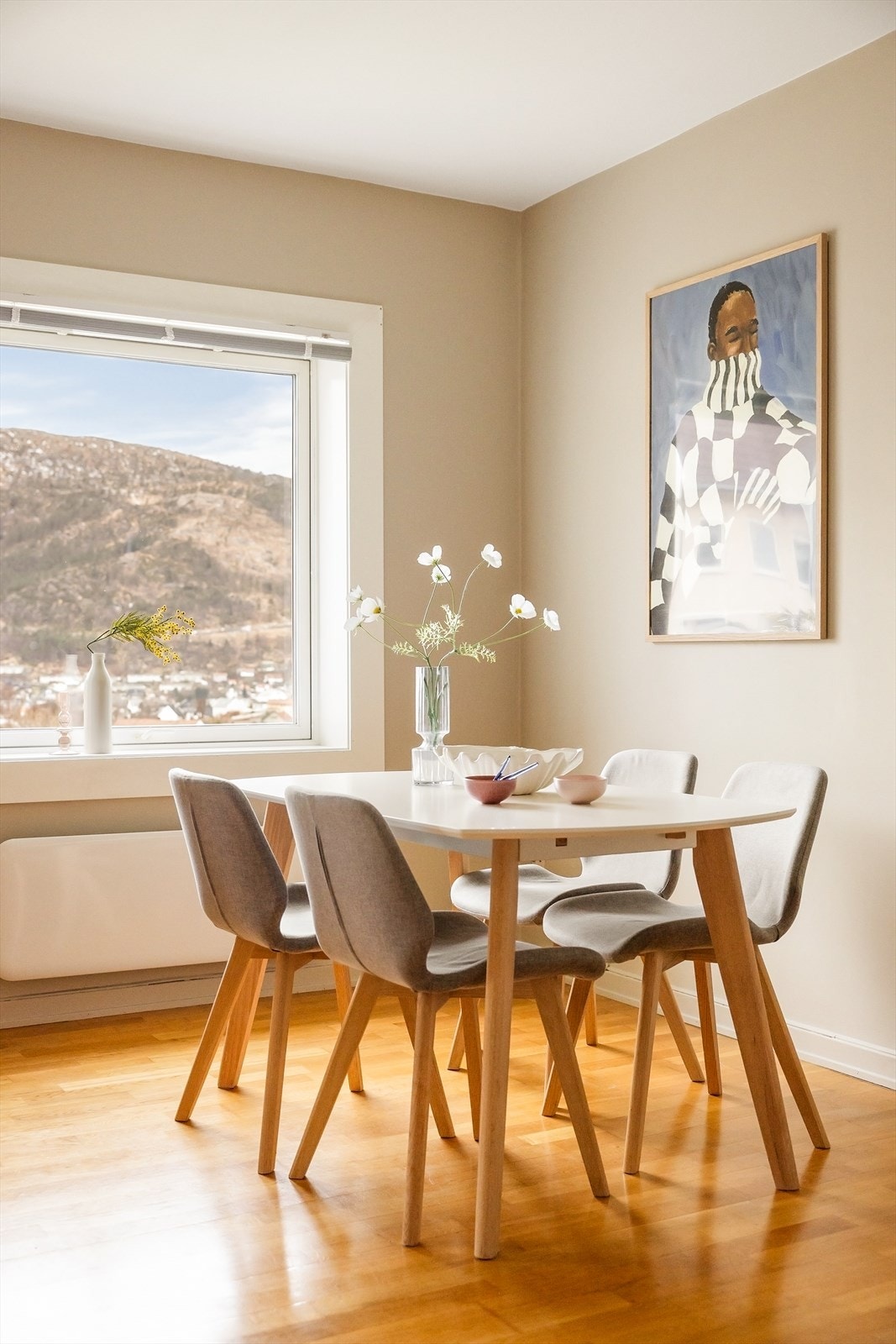 Spisestuen har god plass til langbord og inviterer til lange måltider med utsikt. Galleribilde