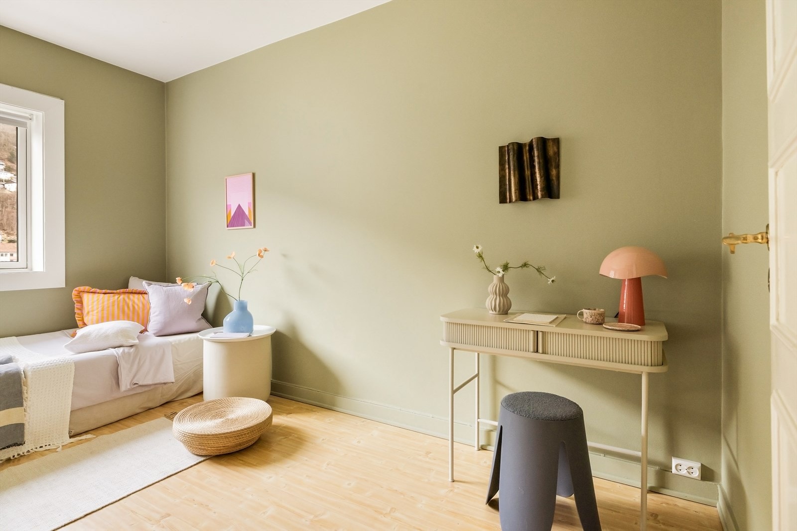 Plassbygget garderobe og rolige fargetoner gir fleksible bruksmuligheter. Galleribilde